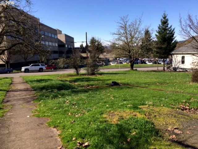 295 SE Fowler St, Roseburg, OR 97470